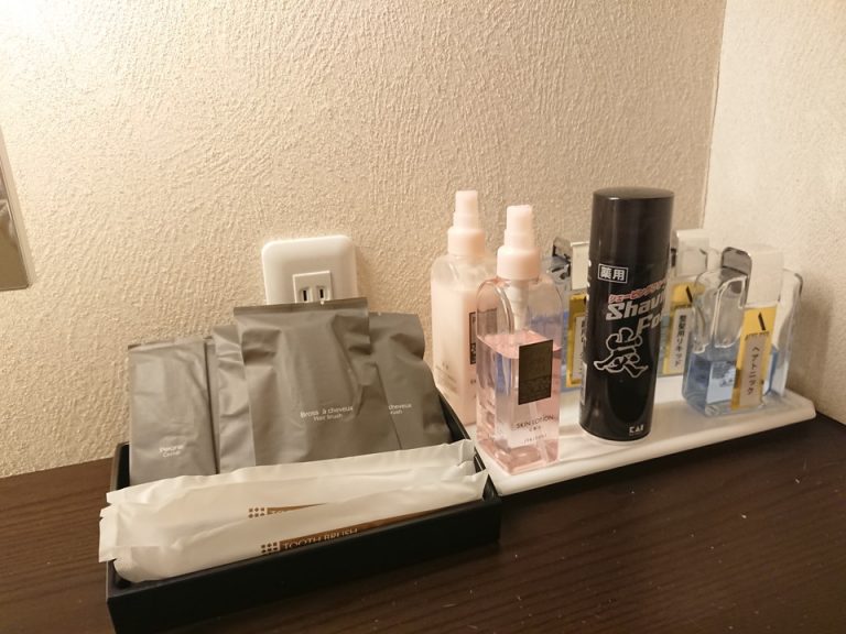 アメニティ_歯ブラシやブラシのほかに備え付けの化粧水などがありました