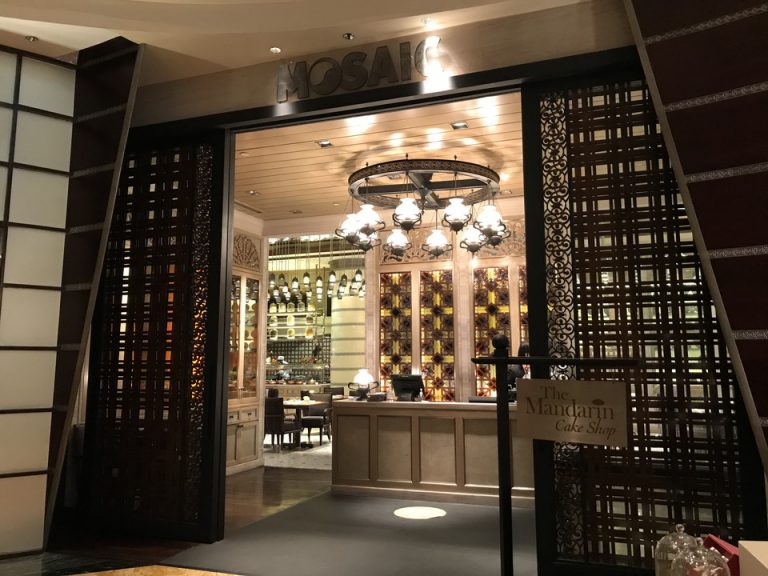 朝食会場はGフロアのレストラン、MOSAICです。クアラルンプールの数多あるホテルでも一番人気の朝食ビッフェです。宿泊客だけでなく外部から来るお客さんもいるため、朝9時には着席待ちで多くの人が並んでいました。