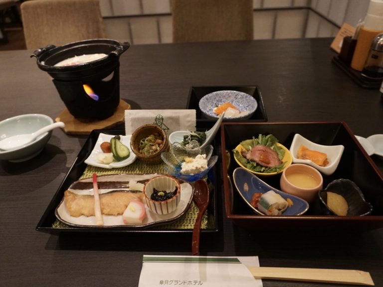 朝食は3段のお重