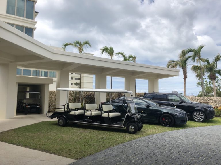 ホテルエントランス(ホテルの社用車)