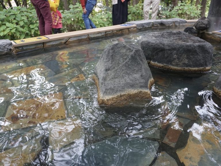 ホテル近くの源泉公園には足湯もあります