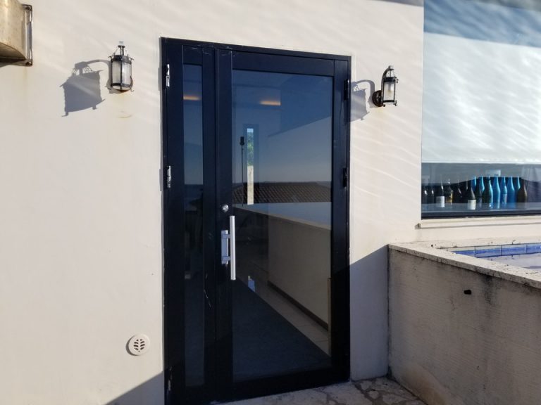 部屋側の扉からフロントのアングル