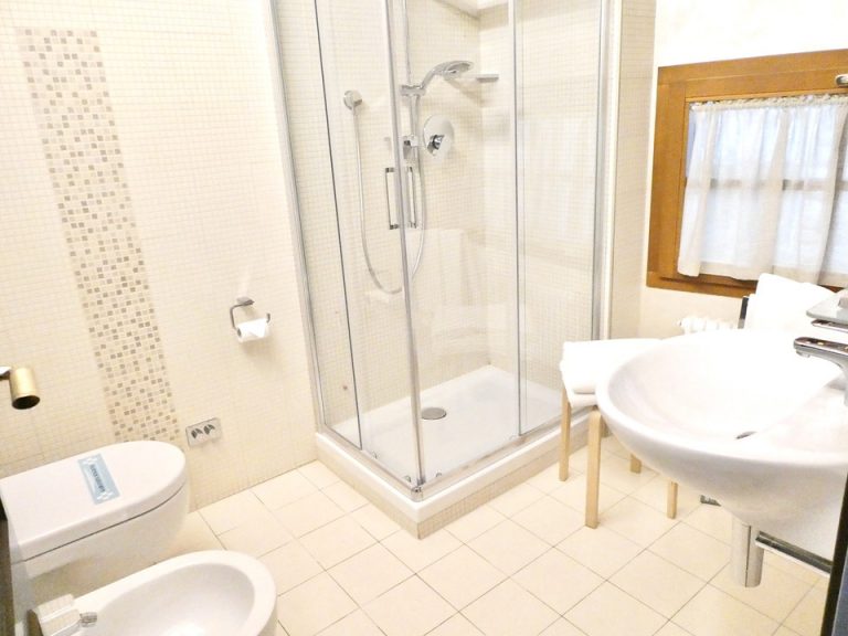 28. バスルーム全景1