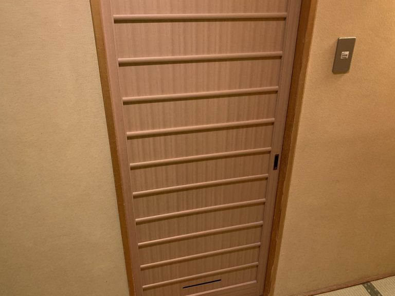 バスルーム入口閉めた状態