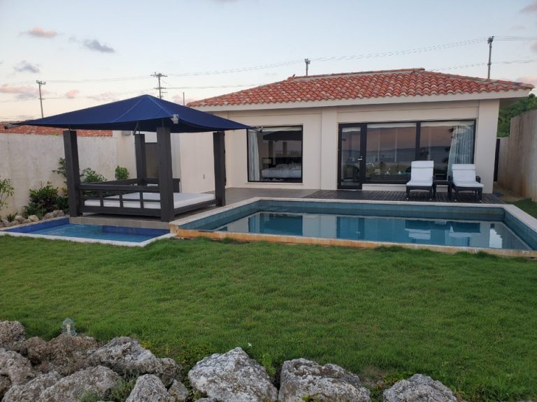 ガーデンから見たヴィラ全体