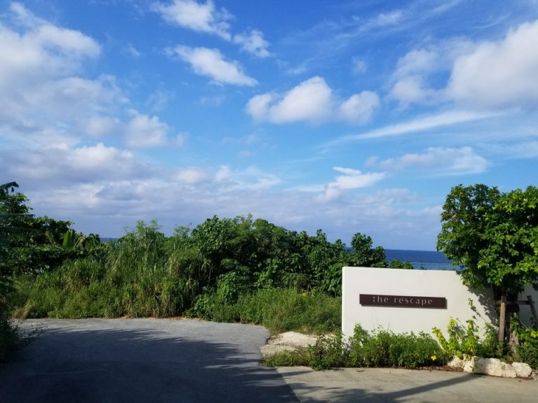 第二のホテル看板。まだまだ下ります