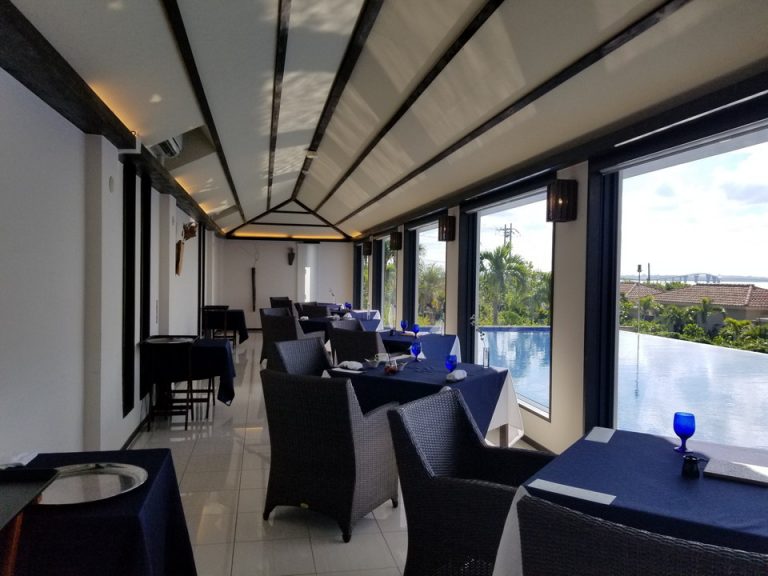 どの席も窓側に向いています