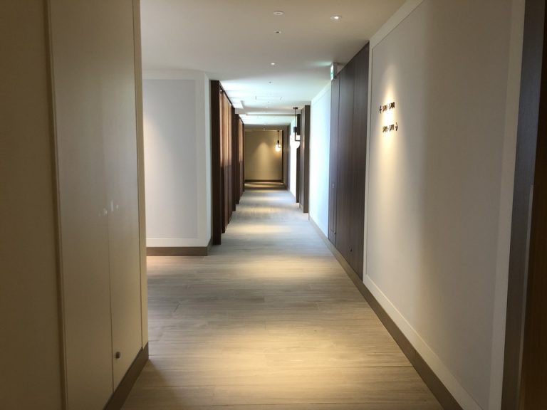 ロビーから客室エレベーターに向かうまでの廊下