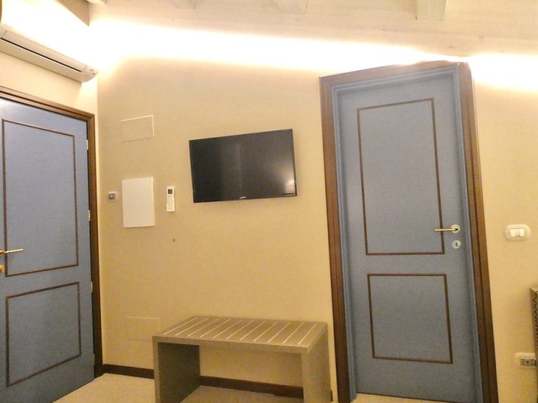 16. ベッド方向からTV1