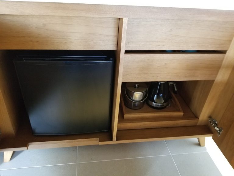 冷蔵庫と氷入れ、電気ポット