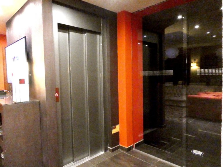 6. エレベーターホールフロント階1