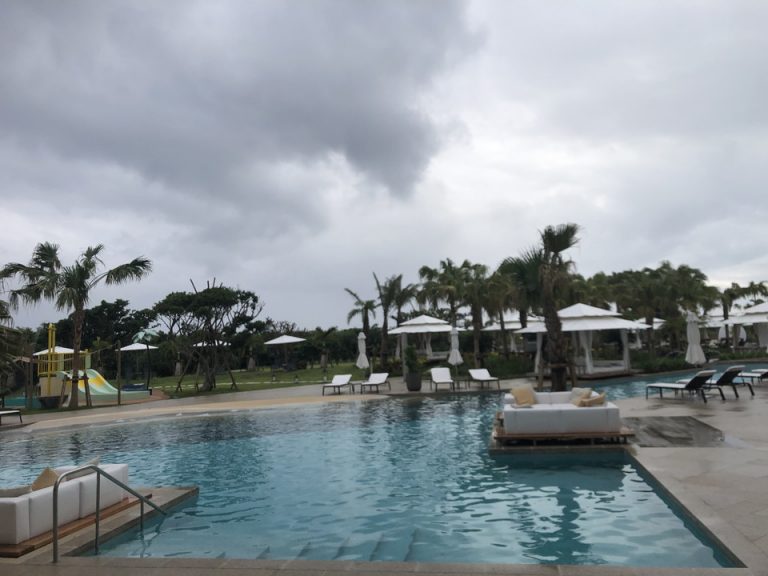 サイドからみたプール