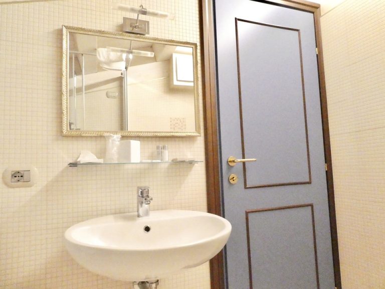 29. バスルーム内から入り口1