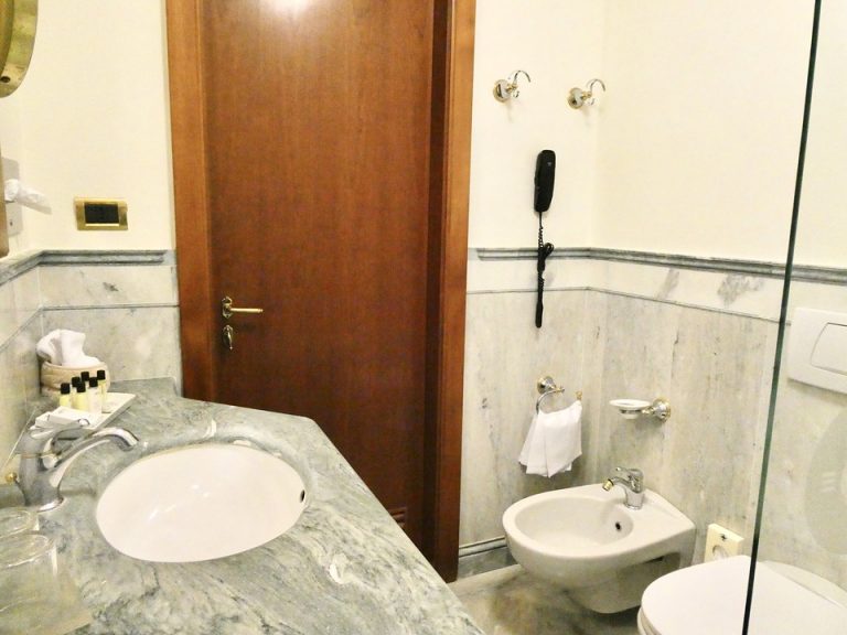 29. バスルーム内から入り口1