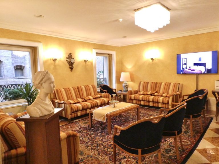 37. 朝食会場入り口2