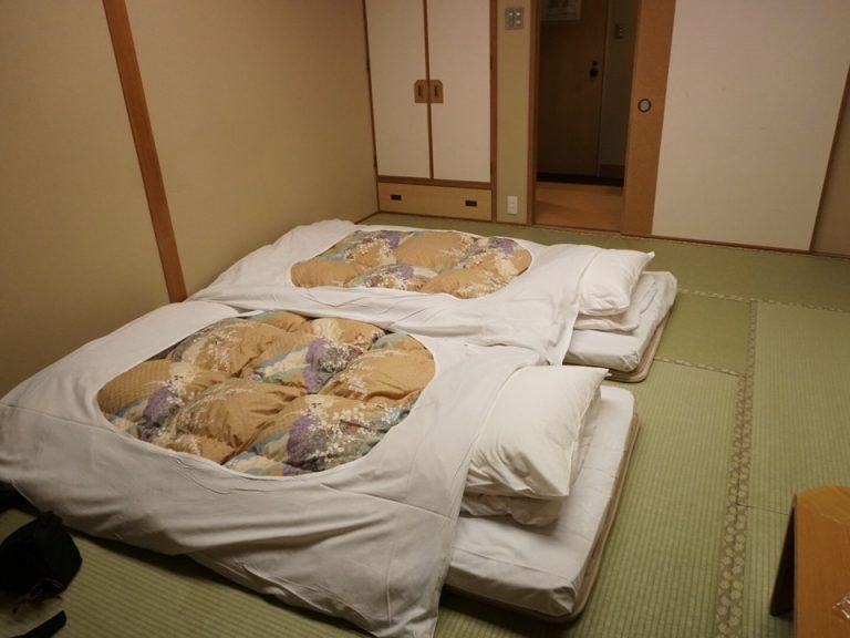 夕食後には布団が敷かれていました