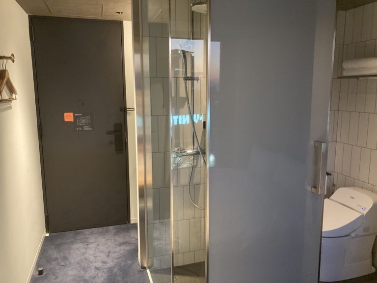 ドアとシャワールームとトイレ