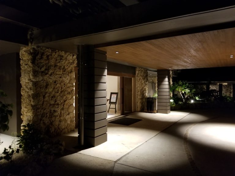 夜のエントランス