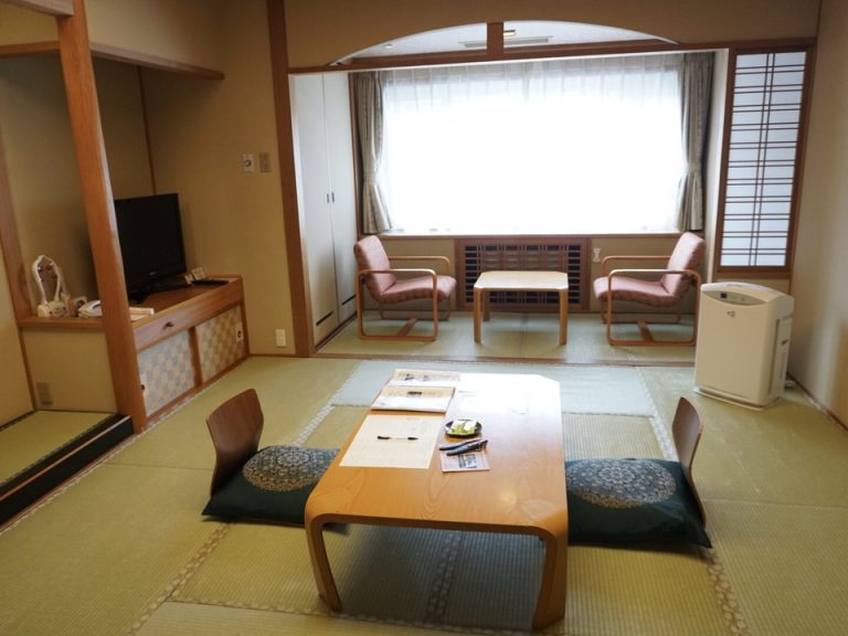 和室10畳の部屋