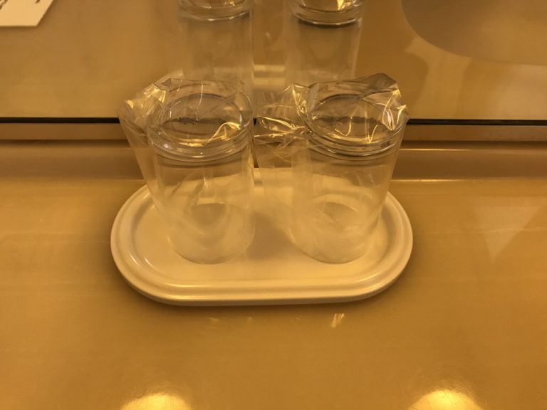 16 洗面所グラス