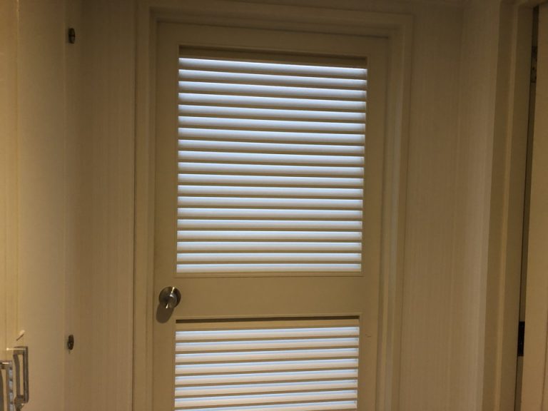 入り口からお部屋への中ドア