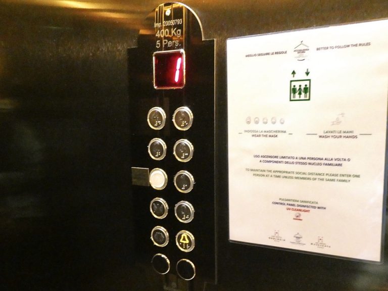 8. エレベーター階数ボタン2