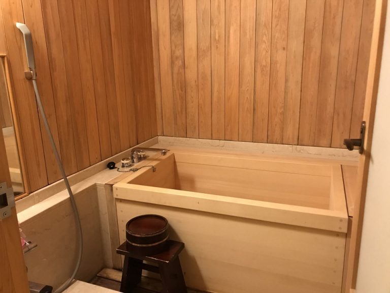 バスルーム入口から全景(1)