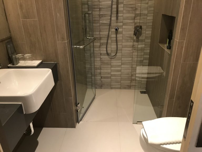 バスルーム内から入口