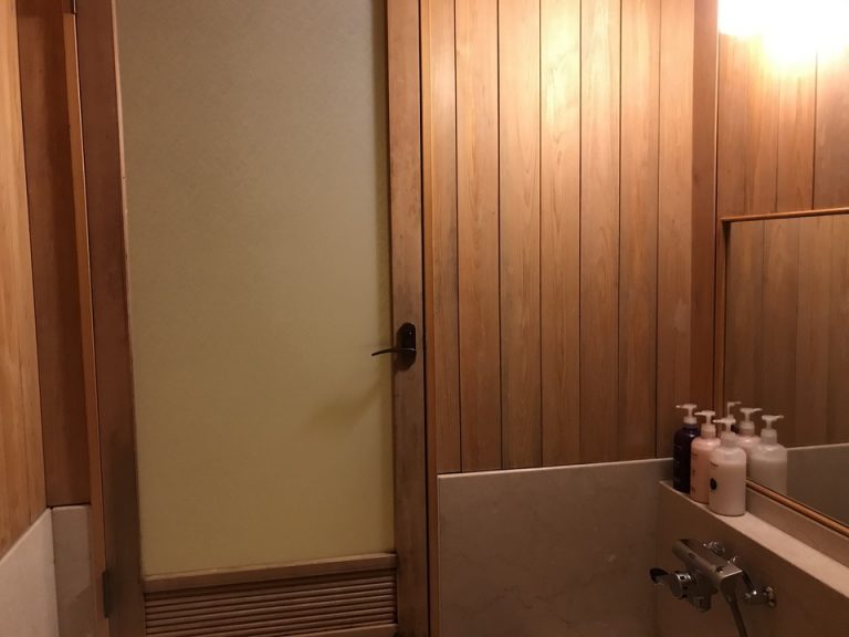 バスルーム内から入口