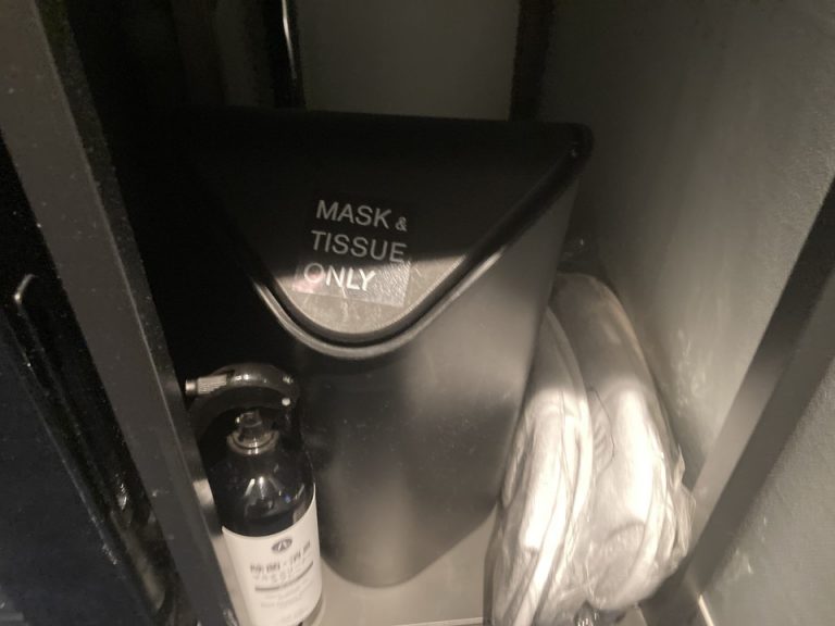 スリッパとゴミ箱