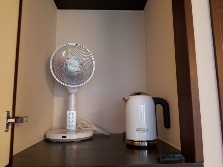 コーヒーメーカーの上の棚