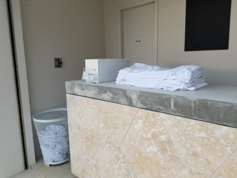 バスタオルとスタッフに声を掛ければ水が頂けます