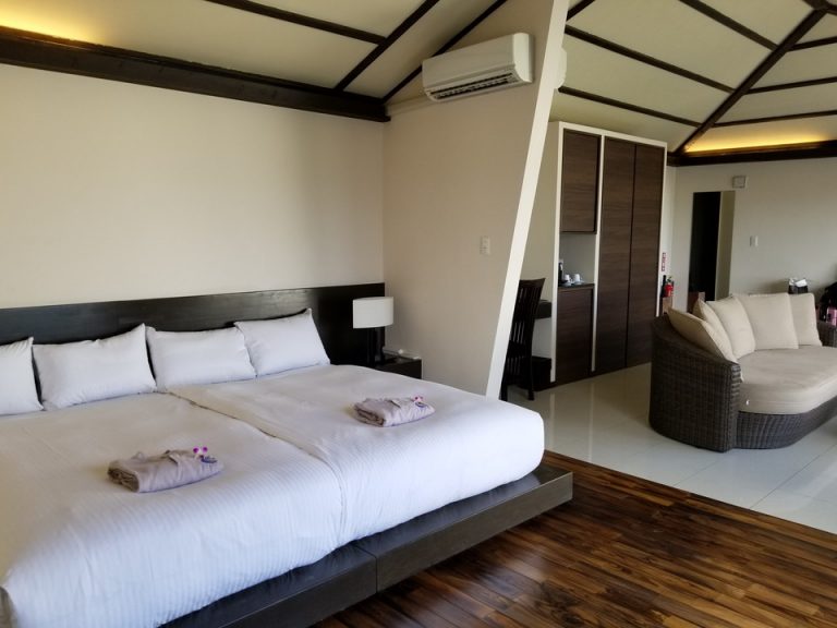 部屋の奥から入り口側