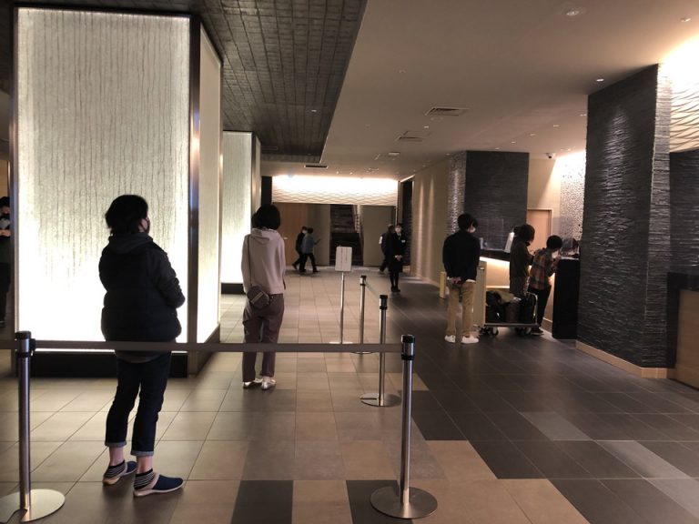 フロント全体とカウンター