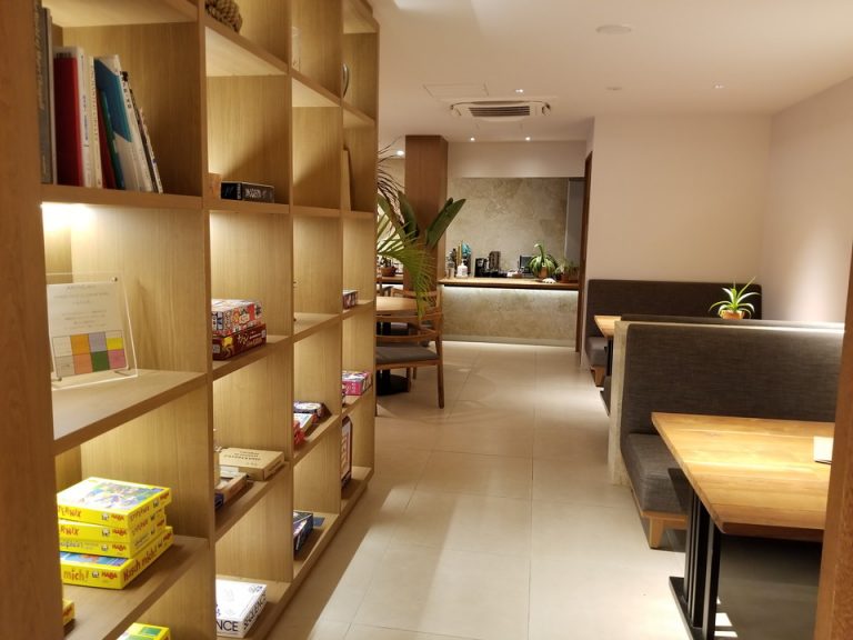 カフェバーにもたくさんのボードゲームがありました