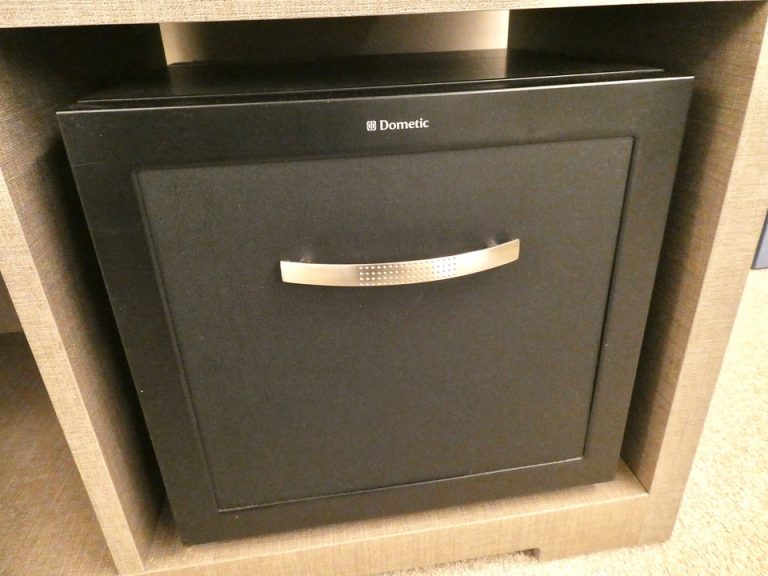 23. 冷蔵庫(閉じた状態)1