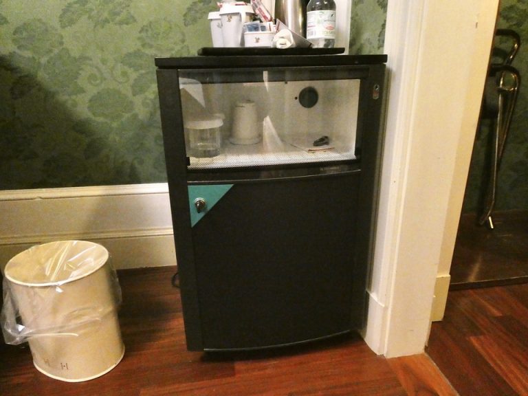 23. 冷蔵庫(閉じた状態)1