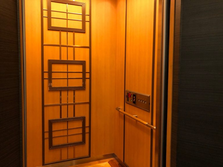 エレベーター内