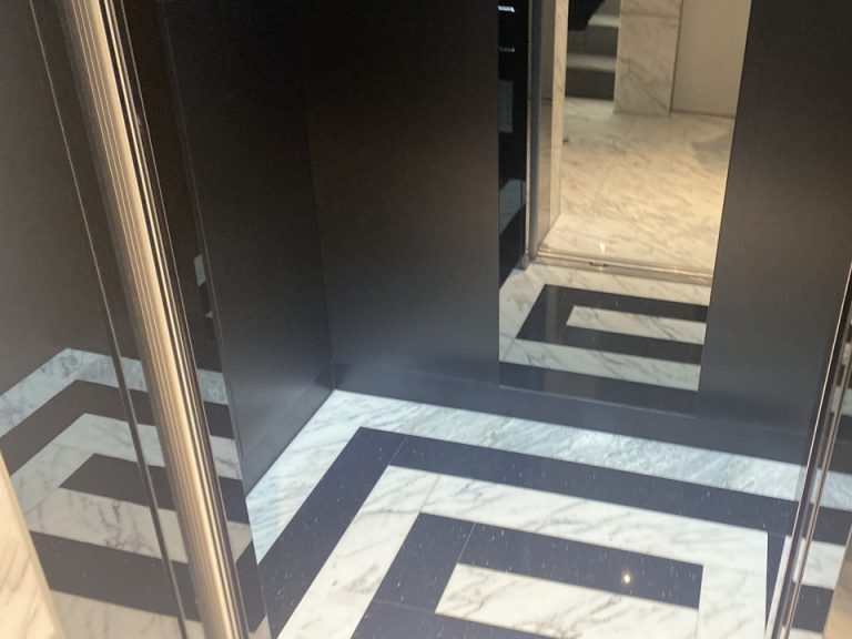 エレベーター内