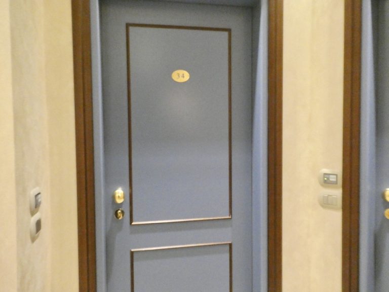 12. 客室入口外観ドア1
