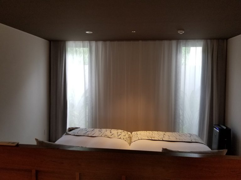 寝室の窓は真ん中が柱でこれ以上明るくならない