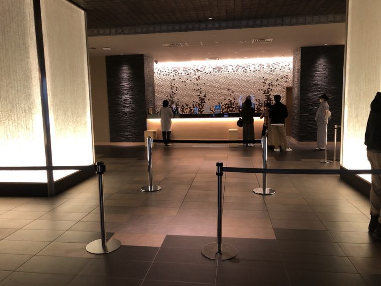 エントランス内観とフロント全体