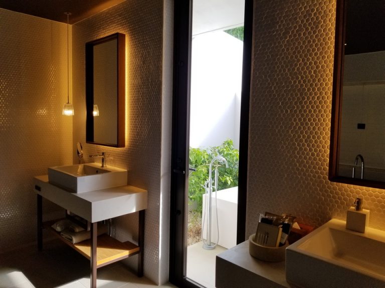 洗面台も独立して2つ