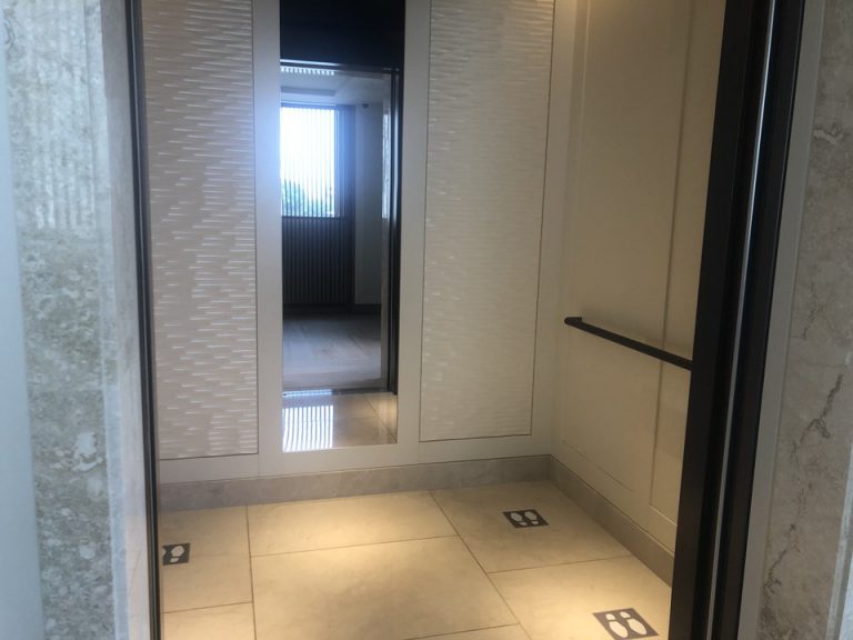 外から撮ったエレベーター内