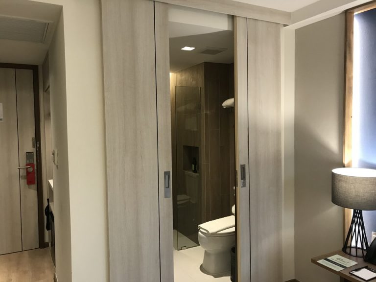 バスルームの扉・開いた状態