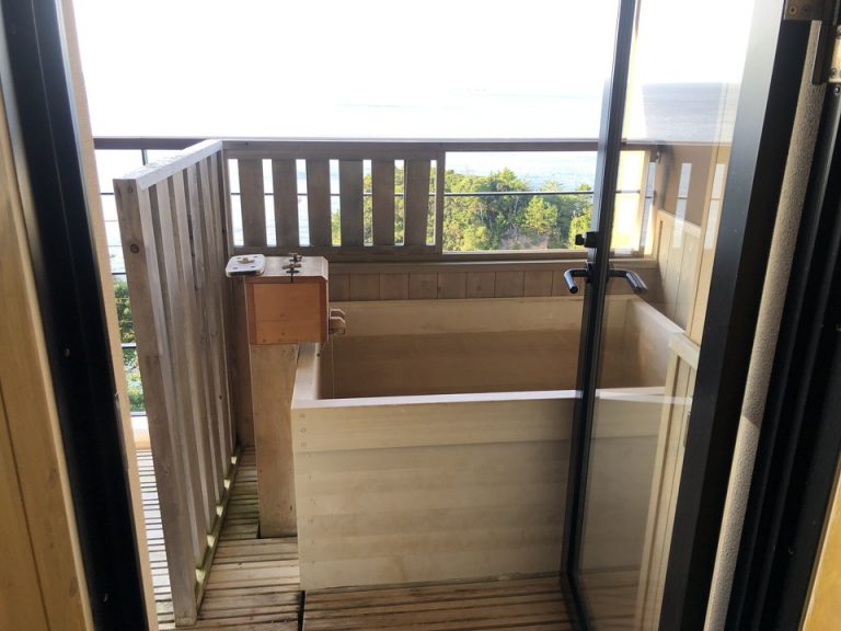 バスルーム入口から全景