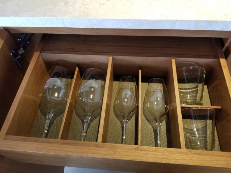 備え付けのグラス