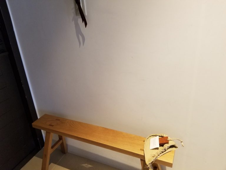 入り口のベンチ