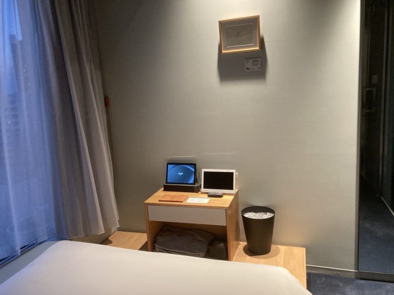 ベッドから見たテレビ