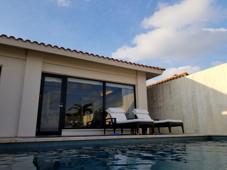 プールから部屋の眺め